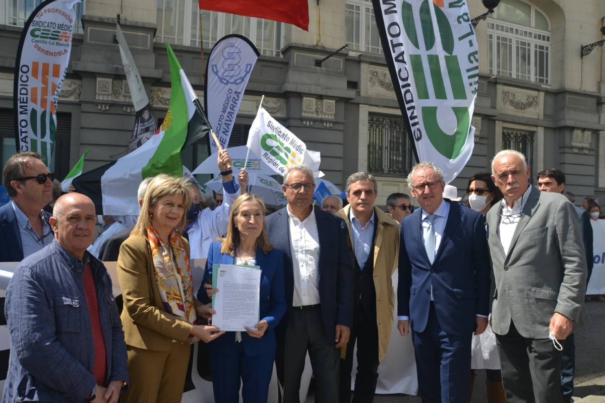 Representantes de CESM y OMC entregan sus reivindicaciones a Elvira Velasco y Ana Pastor como portavoz de Sanidad y exministra de Sanidad del PP en el Congreso.  Foto: CESM